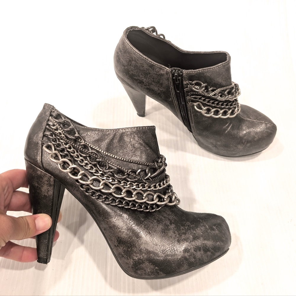 BUCKLE Sole Quincy Chain-Embellished Metallic Gray Heeled Ankle Booties Size 8.5